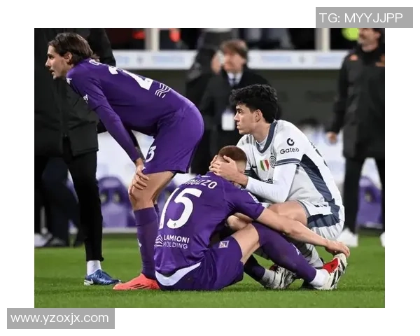 足球球星比赛中意外受伤倒地队友围成保护圈现场气氛瞬间紧张